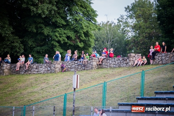 Zdjęcie w galerii na portalu naszraciborz.pl: Wielka bitwa powietrzna na stadionie miejskim wiadomości z regionu