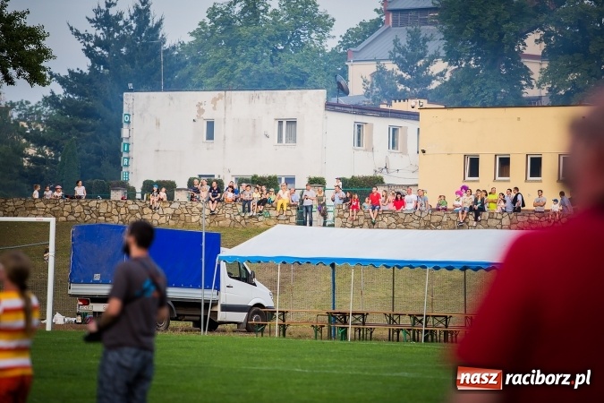 Zdjęcie w galerii na portalu naszraciborz.pl: Wielka bitwa powietrzna na stadionie miejskim wiadomości z regionu