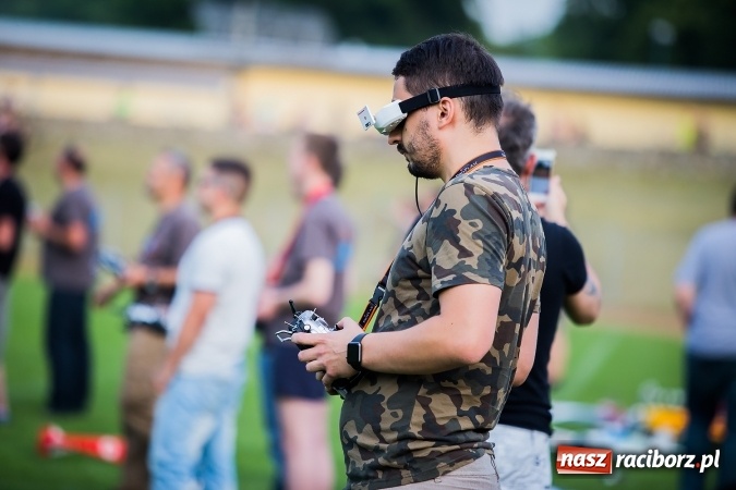 Zdjęcie w galerii na portalu naszraciborz.pl: Wielka bitwa powietrzna na stadionie miejskim wiadomości z regionu