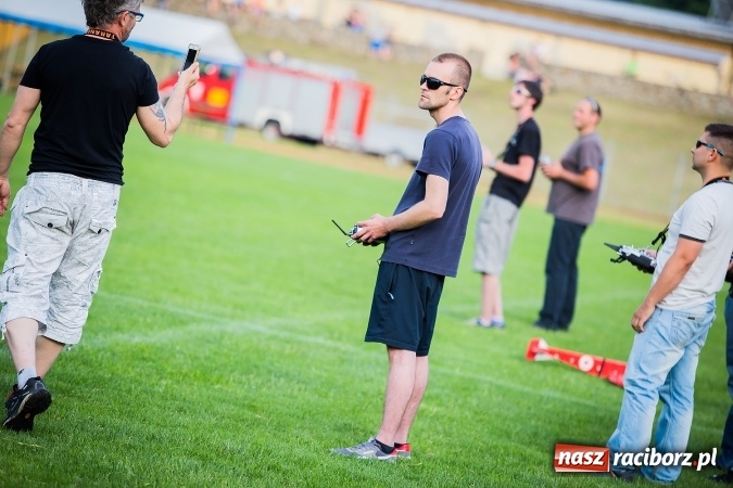 Zdjęcie w galerii na portalu naszraciborz.pl: Wielka bitwa powietrzna na stadionie miejskim wiadomości z regionu