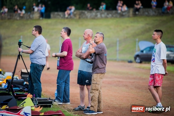 Zdjęcie w galerii na portalu naszraciborz.pl: Wielka bitwa powietrzna na stadionie miejskim wiadomości z regionu