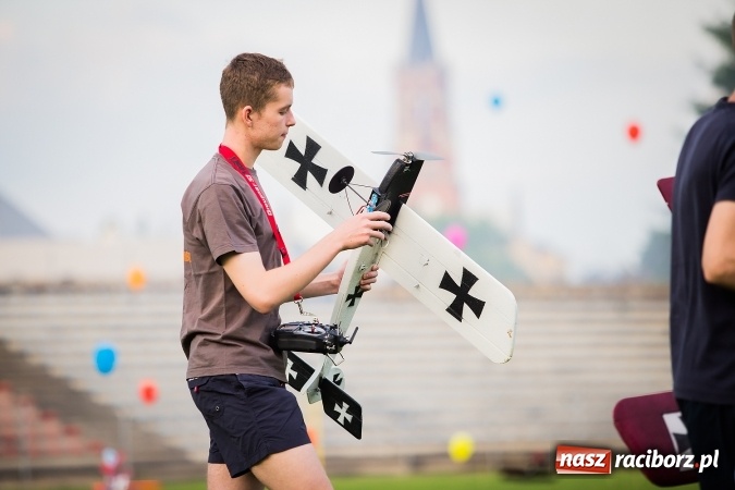 Zdjęcie w galerii na portalu naszraciborz.pl: Wielka bitwa powietrzna na stadionie miejskim wiadomości z regionu
