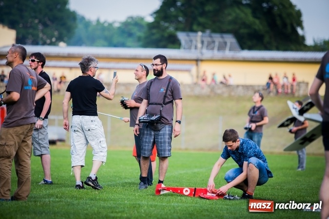 Zdjęcie w galerii na portalu naszraciborz.pl: Wielka bitwa powietrzna na stadionie miejskim wiadomości z regionu