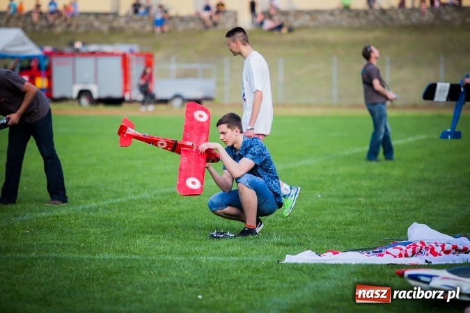 Zdjęcie w galerii na portalu naszraciborz.pl: Wielka bitwa powietrzna na stadionie miejskim wiadomości z regionu
