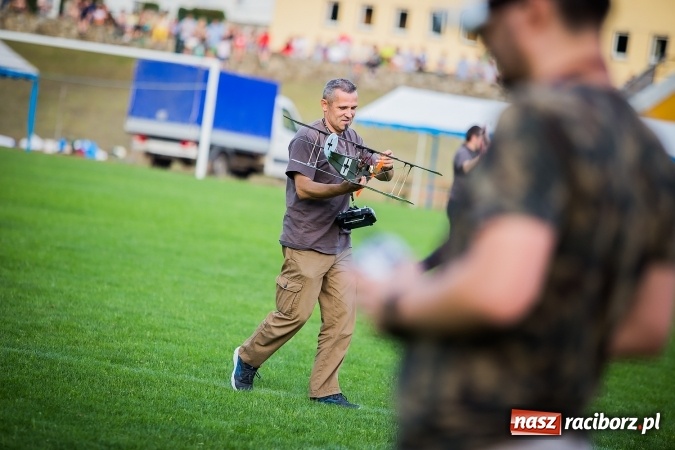 Zdjęcie w galerii na portalu naszraciborz.pl: Wielka bitwa powietrzna na stadionie miejskim wiadomości z regionu