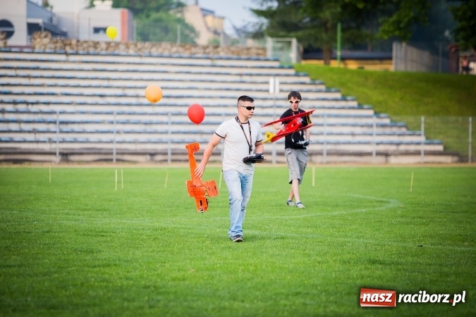 Zdjęcie w galerii na portalu naszraciborz.pl: Wielka bitwa powietrzna na stadionie miejskim wiadomości z regionu