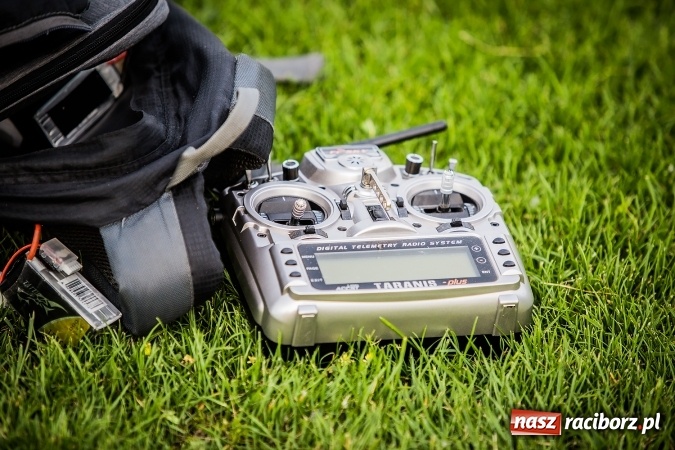 Zdjęcie w galerii na portalu naszraciborz.pl: Wielka bitwa powietrzna na stadionie miejskim wiadomości z regionu