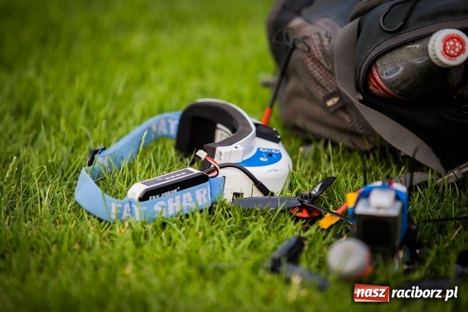 Zdjęcie w galerii na portalu naszraciborz.pl: Wielka bitwa powietrzna na stadionie miejskim wiadomości z regionu