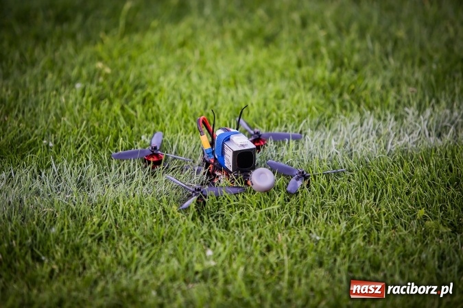Zdjęcie w galerii na portalu naszraciborz.pl: Wielka bitwa powietrzna na stadionie miejskim wiadomości z regionu