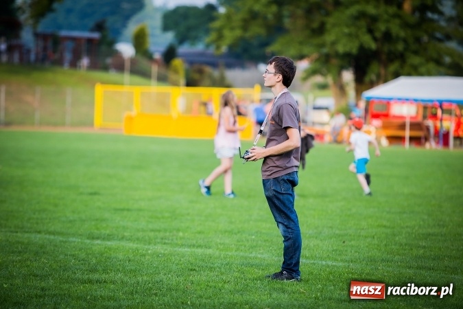 Zdjęcie w galerii na portalu naszraciborz.pl: Wielka bitwa powietrzna na stadionie miejskim wiadomości z regionu