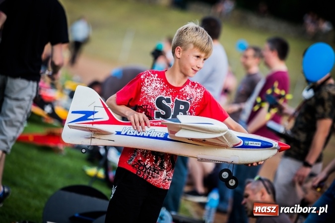 Zdjęcie w galerii na portalu naszraciborz.pl: Wielka bitwa powietrzna na stadionie miejskim wiadomości z regionu