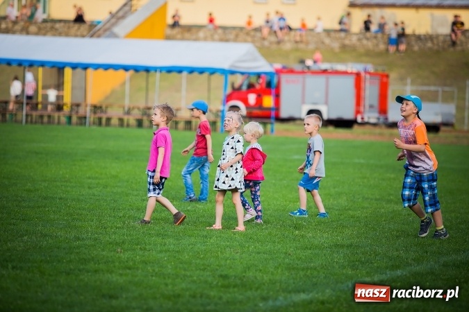 Zdjęcie w galerii na portalu naszraciborz.pl: Wielka bitwa powietrzna na stadionie miejskim wiadomości z regionu
