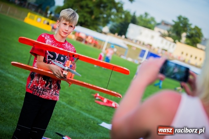 Zdjęcie w galerii na portalu naszraciborz.pl: Wielka bitwa powietrzna na stadionie miejskim wiadomości z regionu