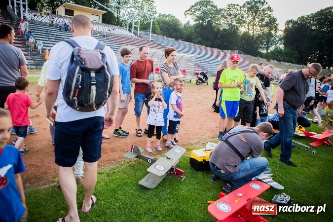 Zdjęcie w galerii na portalu naszraciborz.pl: Wielka bitwa powietrzna na stadionie miejskim wiadomości z regionu