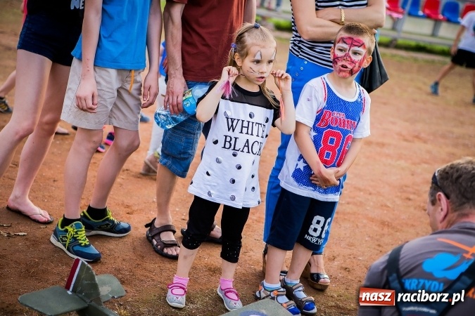 Zdjęcie w galerii na portalu naszraciborz.pl: Wielka bitwa powietrzna na stadionie miejskim wiadomości z regionu