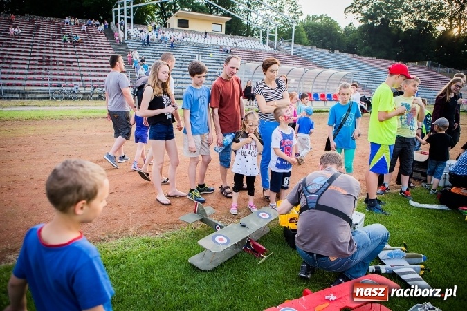 Zdjęcie w galerii na portalu naszraciborz.pl: Wielka bitwa powietrzna na stadionie miejskim wiadomości z regionu