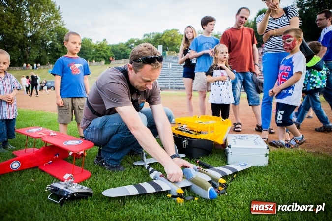 Zdjęcie w galerii na portalu naszraciborz.pl: Wielka bitwa powietrzna na stadionie miejskim wiadomości z regionu