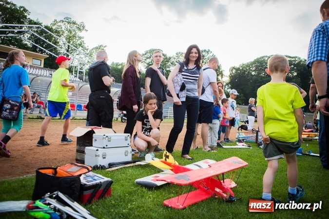 Zdjęcie w galerii na portalu naszraciborz.pl: Wielka bitwa powietrzna na stadionie miejskim wiadomości z regionu