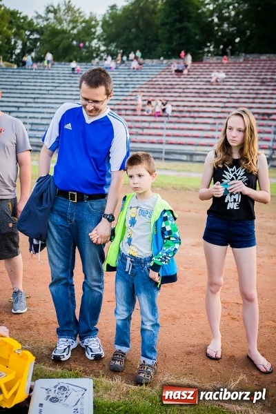 Zdjęcie w galerii na portalu naszraciborz.pl: Wielka bitwa powietrzna na stadionie miejskim wiadomości z regionu