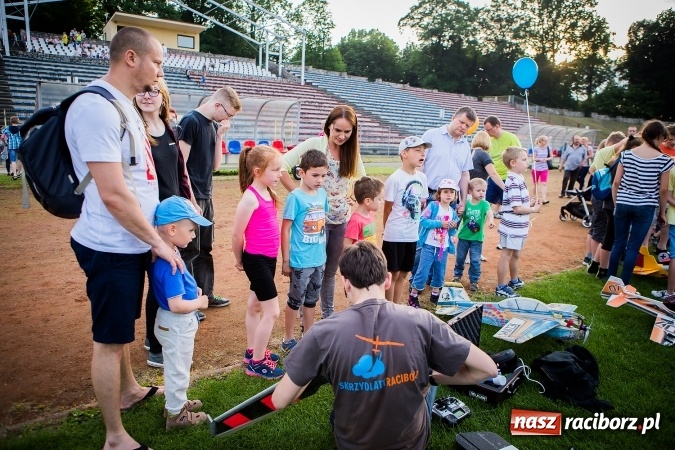 Zdjęcie w galerii na portalu naszraciborz.pl: Wielka bitwa powietrzna na stadionie miejskim wiadomości z regionu