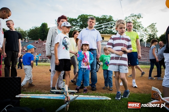 Zdjęcie w galerii na portalu naszraciborz.pl: Wielka bitwa powietrzna na stadionie miejskim wiadomości z regionu