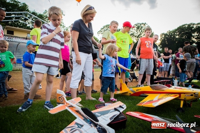 Zdjęcie w galerii na portalu naszraciborz.pl: Wielka bitwa powietrzna na stadionie miejskim wiadomości z regionu