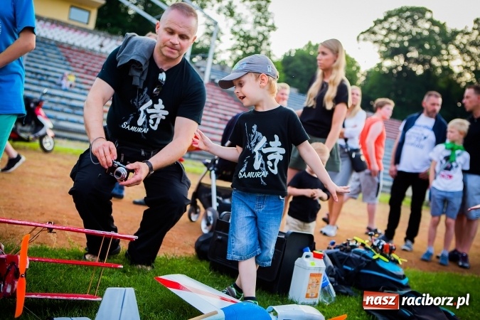 Zdjęcie w galerii na portalu naszraciborz.pl: Wielka bitwa powietrzna na stadionie miejskim wiadomości z regionu