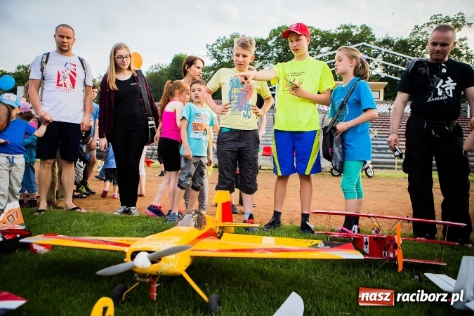 Zdjęcie w galerii na portalu naszraciborz.pl: Wielka bitwa powietrzna na stadionie miejskim wiadomości z regionu