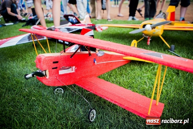Zdjęcie w galerii na portalu naszraciborz.pl: Wielka bitwa powietrzna na stadionie miejskim wiadomości z regionu