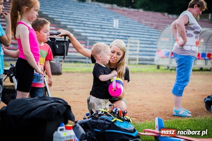 Zdjęcie w galerii na portalu naszraciborz.pl: Wielka bitwa powietrzna na stadionie miejskim wiadomości z regionu