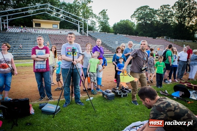 Zdjęcie w galerii na portalu naszraciborz.pl: Wielka bitwa powietrzna na stadionie miejskim wiadomości z regionu