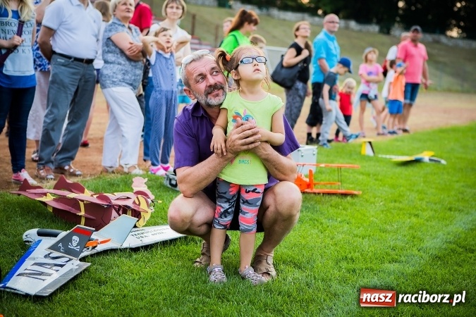Zdjęcie w galerii na portalu naszraciborz.pl: Wielka bitwa powietrzna na stadionie miejskim wiadomości z regionu