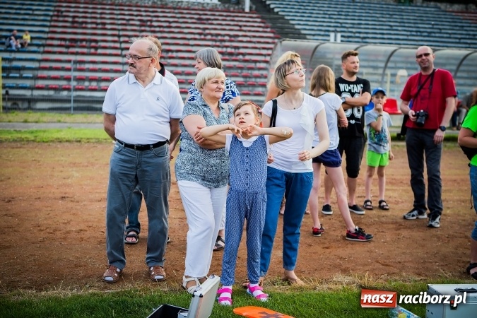 Zdjęcie w galerii na portalu naszraciborz.pl: Wielka bitwa powietrzna na stadionie miejskim wiadomości z regionu