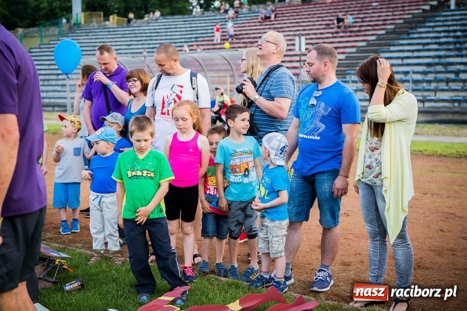 Zdjęcie w galerii na portalu naszraciborz.pl: Wielka bitwa powietrzna na stadionie miejskim wiadomości z regionu