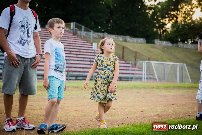Zdjęcie w galerii na portalu naszraciborz.pl: Wielka bitwa powietrzna na stadionie miejskim wiadomości z regionu