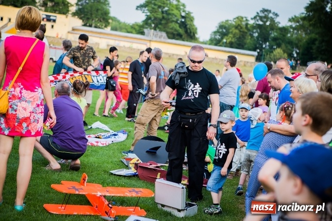 Zdjęcie w galerii na portalu naszraciborz.pl: Wielka bitwa powietrzna na stadionie miejskim wiadomości z regionu