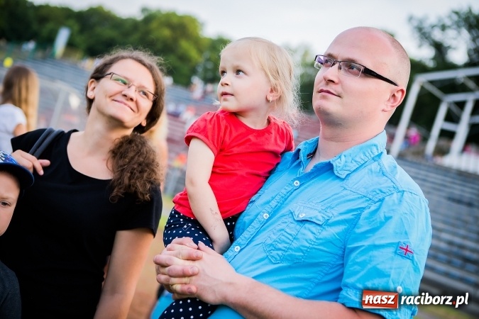 Zdjęcie w galerii na portalu naszraciborz.pl: Wielka bitwa powietrzna na stadionie miejskim wiadomości z regionu