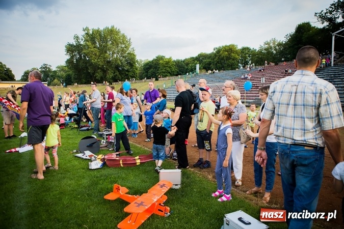 Zdjęcie w galerii na portalu naszraciborz.pl: Wielka bitwa powietrzna na stadionie miejskim wiadomości z regionu