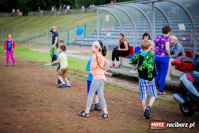 Zdjęcie w galerii na portalu naszraciborz.pl: Wielka bitwa powietrzna na stadionie miejskim wiadomości z regionu
