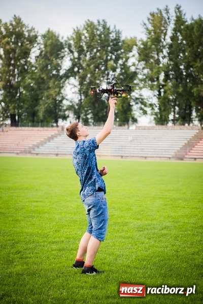 Zdjęcie w galerii na portalu naszraciborz.pl: Wielka bitwa powietrzna na stadionie miejskim wiadomości z regionu