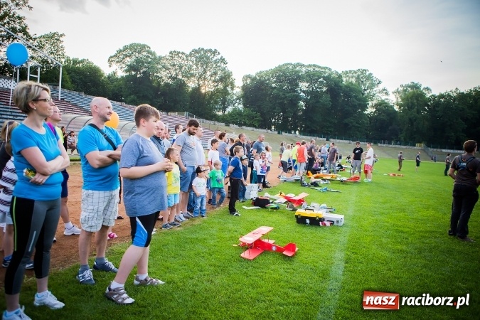 Zdjęcie w galerii na portalu naszraciborz.pl: Wielka bitwa powietrzna na stadionie miejskim wiadomości z regionu