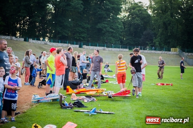 Zdjęcie w galerii na portalu naszraciborz.pl: Wielka bitwa powietrzna na stadionie miejskim wiadomości z regionu