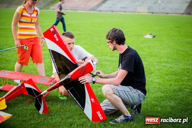 Zdjęcie w galerii na portalu naszraciborz.pl: Wielka bitwa powietrzna na stadionie miejskim wiadomości z regionu