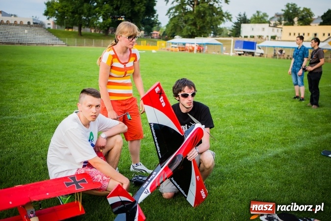 Zdjęcie w galerii na portalu naszraciborz.pl: Wielka bitwa powietrzna na stadionie miejskim wiadomości z regionu