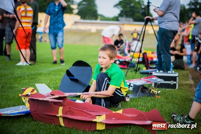 Zdjęcie w galerii na portalu naszraciborz.pl: Wielka bitwa powietrzna na stadionie miejskim wiadomości z regionu