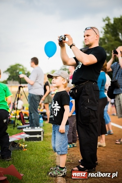 Zdjęcie w galerii na portalu naszraciborz.pl: Wielka bitwa powietrzna na stadionie miejskim wiadomości z regionu