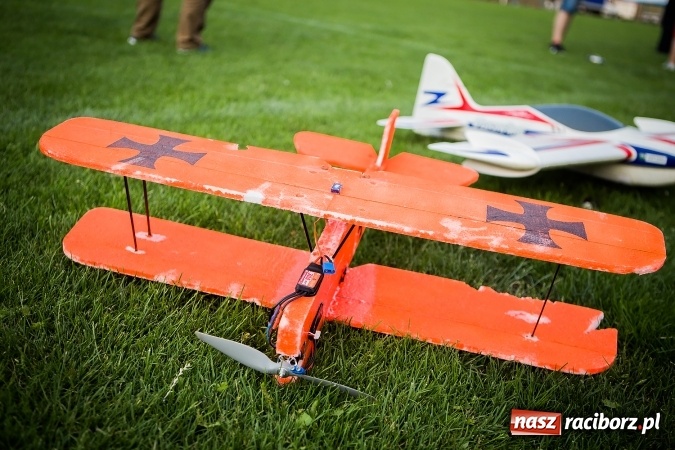 Zdjęcie w galerii na portalu naszraciborz.pl: Wielka bitwa powietrzna na stadionie miejskim wiadomości z regionu