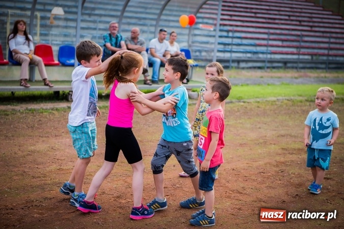 Zdjęcie w galerii na portalu naszraciborz.pl: Wielka bitwa powietrzna na stadionie miejskim wiadomości z regionu