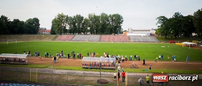 Zdjęcie w galerii na portalu naszraciborz.pl: Wielka bitwa powietrzna na stadionie miejskim wiadomości z regionu