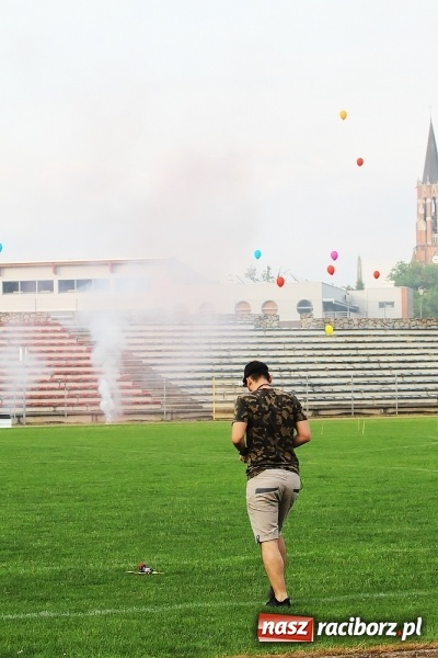 Zdjęcie w galerii na portalu naszraciborz.pl: Wielka bitwa powietrzna na stadionie miejskim wiadomości z regionu